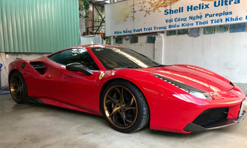 Siêu xe Ferrari 15 tỷ độ mâm “khủng” tại Sài Gòn 